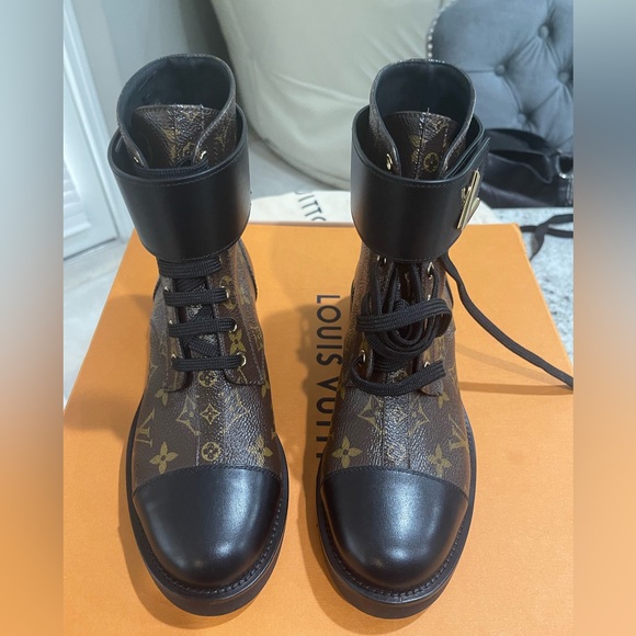 Louis Vuitton boots new with receipt.  Size 38 which is a size 7.5 women - Picture 1 of 11